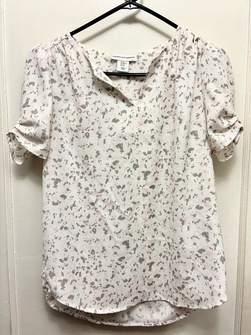 Cupcakes and Cashmere Summer Blouse Lightweight Size Extra Small